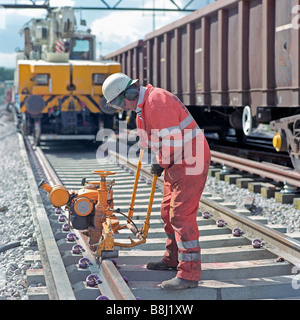 Auftragnehmer mit Sondermaschine Schiene leicht Schleifen Schweißnähte um glatte Oberflächen zu gewährleisten, wo die Strecke verbunden ist. Stockfoto