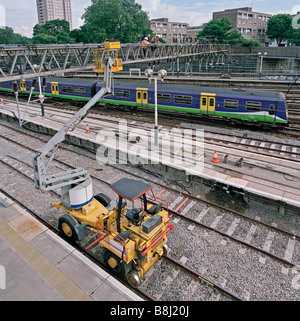 Fremdfirmen durchführen wesentliche Wartungsarbeiten an Overhead Caternary Portal mit Zweiwege-Hebebühne an einer Hauptstrecke station Stockfoto