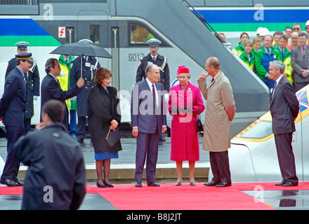 Königin Elizabeth II. Staats und Präsident Francoise Mitterrand öffnen offiziell den Ärmelkanal-Tunnel am 6. Mai 1994 Stockfoto