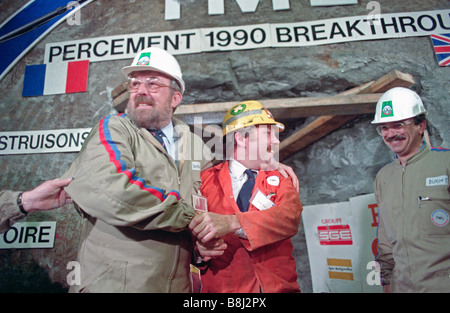 Britischen und französischen Ärmelkanal-Tunnel Ingenieure und Arbeiter nach dem historischen Unterwasser Service Tunnel Durchbruch Event zu feiern. Stockfoto