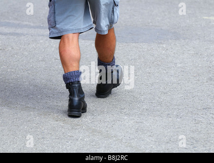 Mannes haarige Füße in Army Stiefel Stockfoto