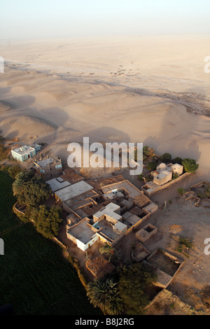 Der Blick aus einem Heißluftballon fliegen über der Wüste Dörfer und Felder in der Nähe von Habu Tempel in der Nähe von Luxor am Nil in Ägypten Stockfoto