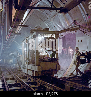 Französische Arbeiter graben ein Kreuz Übergang zwischen zwei Eisenbahntunnel von Hand auf den Ärmelkanal-Tunnel-Projekt mit "air Pik" Stockfoto