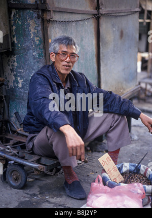 Chinesischer Mann verkaufende Muttern in Hong Kong Stockfoto