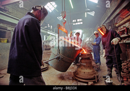 Das Projekt "Klingeln im Jahrtausend" erlaubt viele neue Kirchenglocken in der historischen Whitechapel Bell Foundry gegossen werden. Stockfoto