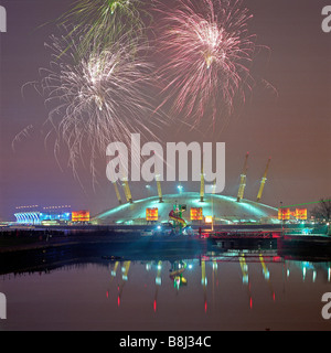 Feuerwerk, Feier der Jahrtausendwende 2000 über die Millennium Dome/O2 Arena in London. Stockfoto