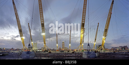 Wie ein riesiges Spinnennetz wird die Netzstruktur Kabel beim Bau des Millennium Dome/O2 Arena in London, UK ausgelöst. Stockfoto