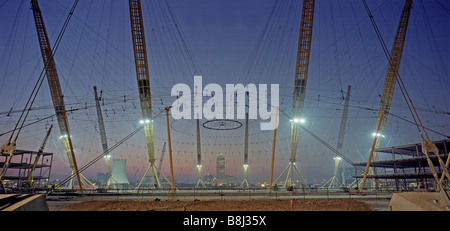 Wie ein riesiges Spinnennetz wird die Netzstruktur Kabel beim Bau des Millennium Dome/O2 Arena in London, UK ausgelöst. Stockfoto