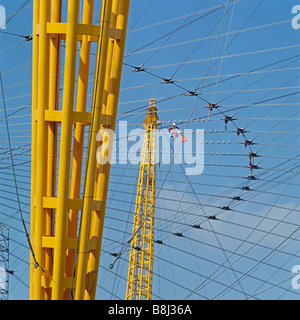 Wie ein riesiges Spinnennetz wird die Netzstruktur Kabel beim Bau des Millennium Dome/O2 Arena in London, UK ausgelöst. Stockfoto