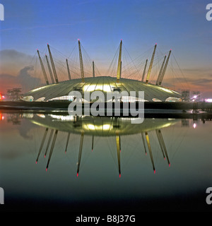 Blick auf die fertige Struktur der Millennium Dome/O2 Arena in London spiegelt sich in den Sonnenaufgang. Stockfoto