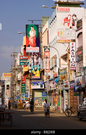 Indien Tamil Nadu Kumbakonam TSR große bunte Straßenschilder über Stadt Geschäften im Stadtzentrum Stockfoto