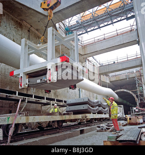 Laden Beton Futter Segmente auf Werke Zug mit obenliegenden Portalkran am Stratford-Box auf dem Channel Tunnel Rail Link. Stockfoto