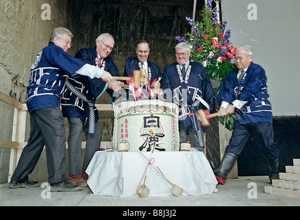 Japanische "Kagamiwari" Zeremonie anlässlich die Einführung der Tunnelbohrmaschine 'Annie' auf dem Channel Tunnel Rail Link gehalten. Stockfoto