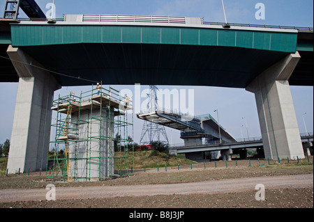 Inkrementell gestartet schob Thurrock Viadukt unter der Autobahn M25 durch riesige Hydraulik-Wagenheber auf den Channel Tunnel Rail Link Stockfoto