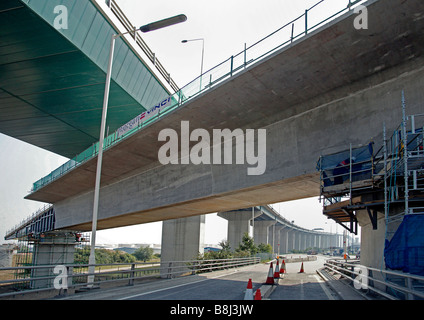 Inkrementell gestartet schob Thurrock Viadukt unter der Autobahn M25 durch riesige Hydraulik-Wagenheber auf den Channel Tunnel Rail Link Stockfoto