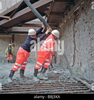 Aktivisten Gießen von Beton auf Stahlarmierung Bohrmaschine erstellen starten Kammer auf dem Channel Tunnel Rail Link Stockfoto