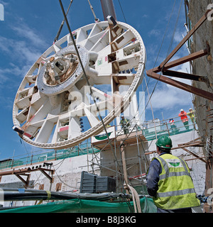 Bohrkopf für Thames Tunnel Boring Machine "Milly" wird in unterirdischen Start Kammer auf dem Channel Tunnel Rail Link abgesenkt. Stockfoto