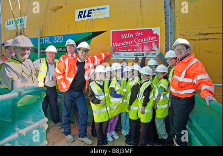 Schulkinder nennen Tunnel Boring Machine "Milly" für den Thames Tunnel unter dem Fluss auf dem Channel Tunnel Rail Link. Stockfoto