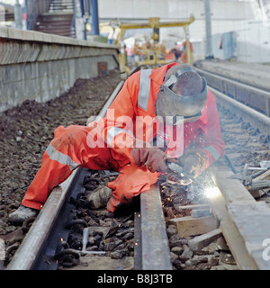 Auftragnehmer Schweißen Schiene während der Aktualisierung der Infrastruktur an Ashford International Station auf dem Channel Tunnel Rail Link. Stockfoto