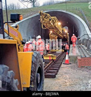 Gleisverlegung Maschine läuft auf temporäre Strecke verlässt North Downs Tunnel nach der Verlegung Hochgeschwindigkeitszüge auf Channel Tunnel Rail Link Stockfoto