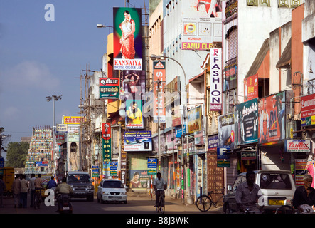 Indien Tamil Nadu Kumbakonam TSR große bunte Straßenschilder über Stadt Geschäften im Stadtzentrum Stockfoto