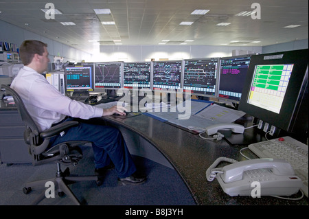 Genossenschaft im integrierten elektronischen Kontrollzentrum sorgt für die sichere und effiziente Passage ein Eurostar-Zug auf der High Speed 1 Stockfoto