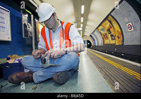 Auftragnehmer Prisma Ziel in u-Bahnstation zu installieren, um strukturelle Bewegung verursacht durch in der Nähe Bauarbeiten zu erkennen. Stockfoto