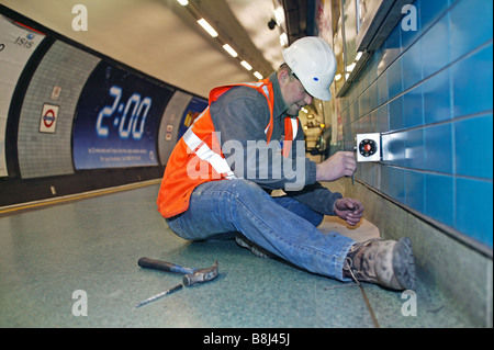 Auftragnehmer Prisma Ziel in u-Bahnstation zu installieren, um strukturelle Bewegung verursacht durch in der Nähe Bauarbeiten zu erkennen. Stockfoto