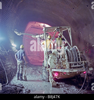 Aushub mit Stahlgitter und Rock verstärkt Bolzen vor Erhalt gespritzten Beton Futter in der UK Channel Tunnel Crossover Stockfoto