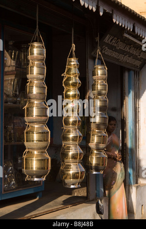 Indien Tamil Nadu Kumbakonam Kumbeshwara Bazar Shop Verkauf lokal Messing Kochtöpfe hergestellt Stockfoto