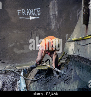 Kanal-Tunnel Auftragnehmer trimmen Ausgrabung mit hydraulischen Luft Spaten in der riesigen UK Crossover-Höhle (hilfreiche Zeichen hinter). Stockfoto