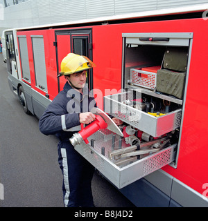 Feuerwehrmann wählt aus einem speziell entwickelten STTS-Fahrzeug in der Kanaltunnel Servicetunnel Ausrüstung. Stockfoto