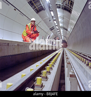 Ingenieur prüft vor kurzem installierten Konstruktionen an der London Bridge Station auf der Jubilee Line Extension in der Londoner Tube Netzwerk. Stockfoto