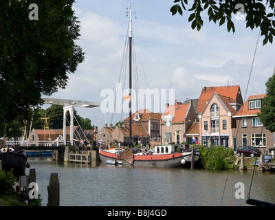 Segelboot vorbei offene Brücke Stockfoto