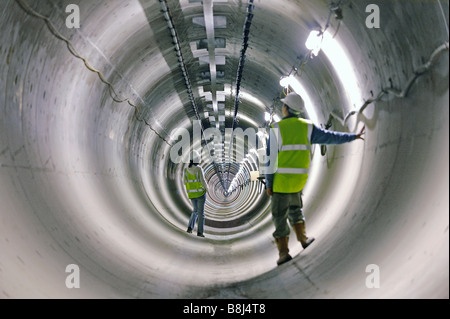 Ingenieure prüfen, einen Teil der abgeschlossenen Power Kabel Tunnel in London, vor der Installation der permanente Ausstattung. Stockfoto