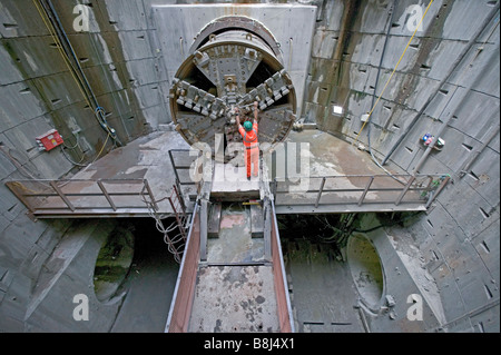 Ingenieur Inspektion Tunnelbohrmaschine die Ausgrabung des Power Kabel Tunnel, zum Abschluss wurde in Tiefe Zugangsschacht ankommen. Stockfoto