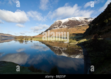 Gebirge Spiegelung in Crummock Seewasser Seenplatte Cumbria Stockfoto