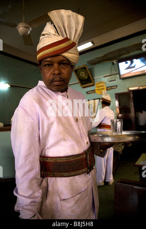 Ein Kellner serviert in der Indian Coffee House in Bangalore, Indien. Stockfoto