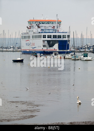 Die Wightlink Fähre neu "Wight Luftraum" verlassen Lymington an seinem ersten Tag im Dienst. Stockfoto