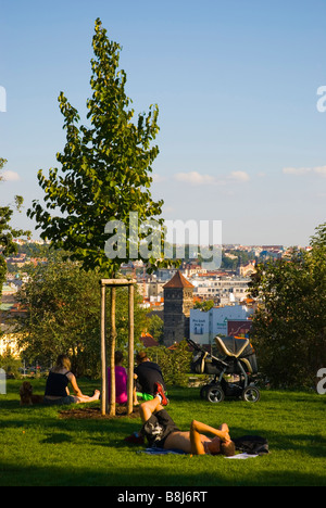 Menschen, die Entspannung an einem Sommertag in Letenske Sady Letna Park mit Blick auf Altstadt in Prag Tschechische Republik Europa Stockfoto