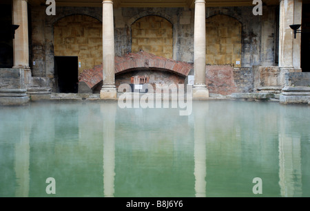 Dampf steigt aus Thermalwasser an die Roman Baths in Bath, England. Stockfoto