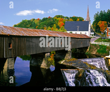 Eine Neu-England überdachte Brücke im Herbst Bad NH Stockfoto