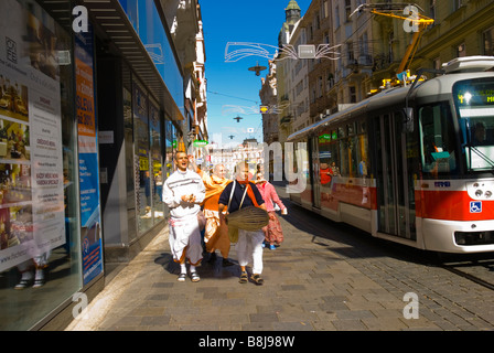 Hare-Krishna-Menschen zu Fuß entlang Masarykova der Hauptstraße im historischen Teil von Brno Tschechien Europa Stockfoto