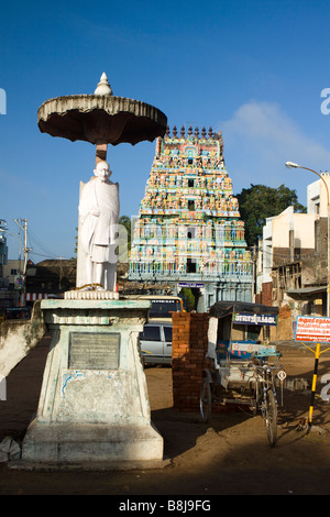 Süd Indien Tamil Nadu Kumbakonam Sarangapani Tempel Gopuram und Statue von Gandhi Stockfoto