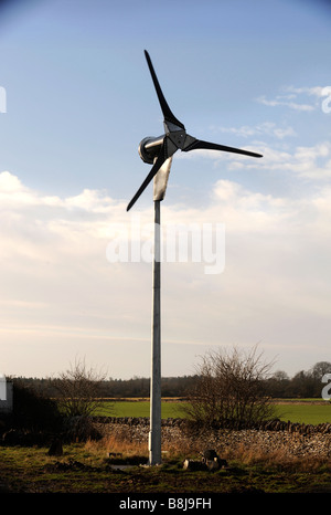 EINE WINDKRAFTANLAGE EINSCHALTEN EIN ÖKO-FREUNDLICHES HAUS OXFORDSHIRE UK Stockfoto