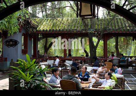 Einheimischen faulenzen oder Spielkarten im Innenhof Teehaus in Chengdu Sichuan China Stockfoto