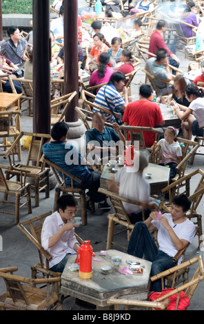Menschen im alten Teehaus am Peoples Park in Chengdu Sichuan China Stockfoto