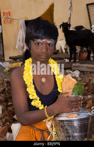 Indien-Tamil Nadu Kumbakonam junge hinduistische Thaipusam Festival Anhänger mit Topf Stockfoto