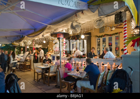 Restaurant in der Nacht am Ocean Drive im Art-Deco-District, South Beach, Miami Beach, Gold Coast, Florida, USA Stockfoto