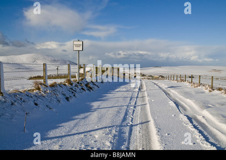 dh ROADS UK eisig verschneite, offene Schneefelder passieren Ort Wegweiser Orkney Winter Schottland Stockfoto